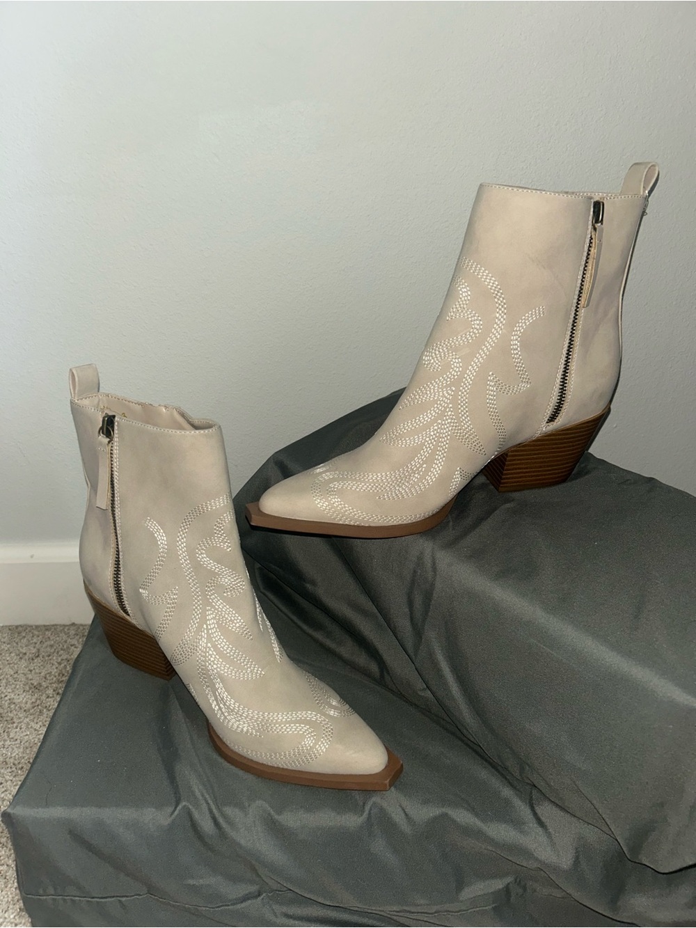 NEW London Rag Pointed Western-Style Ankle Booties in Light Beige Sz 9